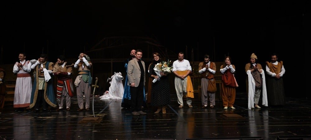 ŞEHİR TİYATROLARI'NIN ÖDÜLLÜ OYUNU “AĞRI DAĞI EFSANESİ”, YAŞAR KEMAL YILI’NI BURSA’DA TAÇLANDIRDI