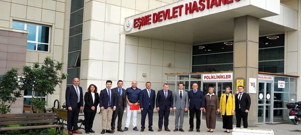2012 YILINDA HİZMETE GİREN EŞME DEVLET HASTANESİNDE HALA BİR ATATÜRK BÜSTÜ YOKTUR