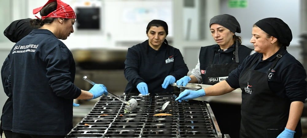 ŞİŞLİ BELEDİYESİ AŞEVİNDE KAZANLAR RAMAZANIN BEREKETİYLE KAYNIYOR