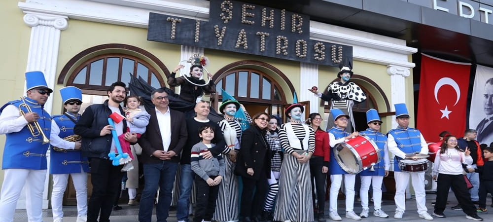23 NİSAN ULUSAL EGEMENLİK VE ÇOCUK BAYRAMI’NDA ŞEHİR TİYATROLARI’NIN SAHNELERİ ÇOCUKLAR İÇİN AÇILDI