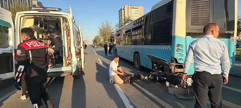 MOTOSİKLET DURAKTA BEKLEYEN OTOBÜSE HIZLA ÇARPTI!